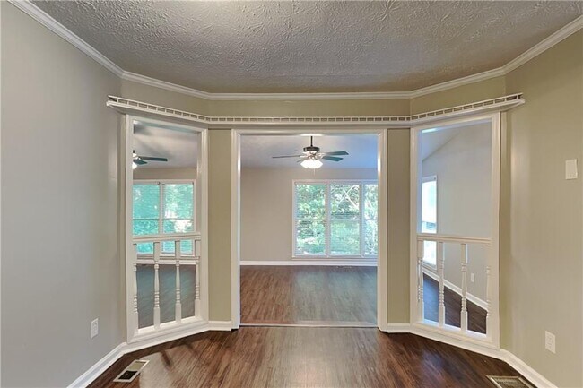 Building Photo - 2709 Hawk Dr NE