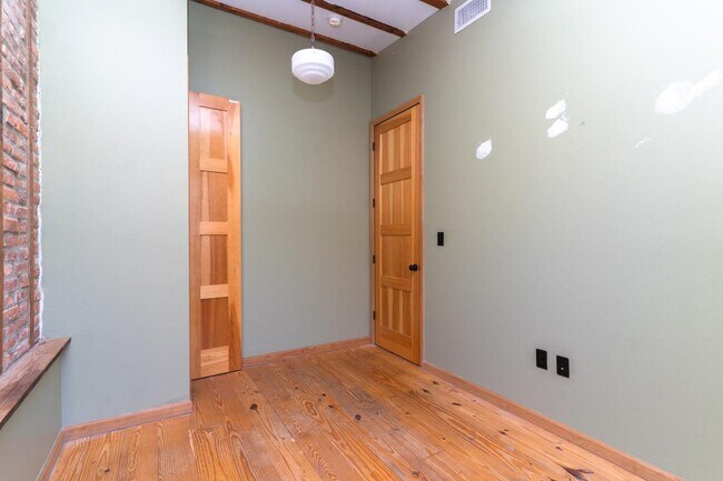 Building Photo - 208 Starr St