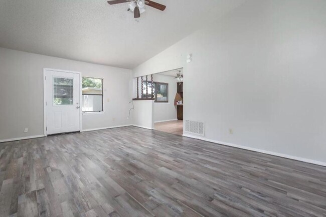 Building Photo - 600 Kay Hill Ln