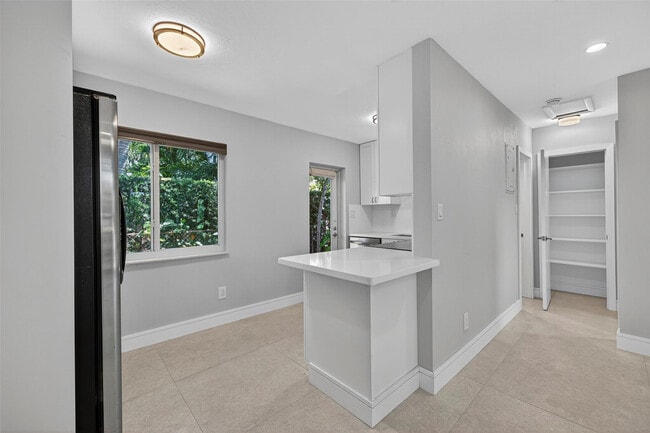 Building Photo - 301 NE 15th St