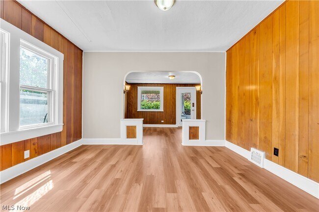 Building Photo - 8517 Rosewood Ave