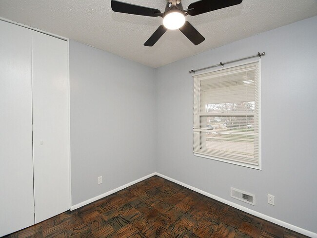 Building Photo - Spacious Living