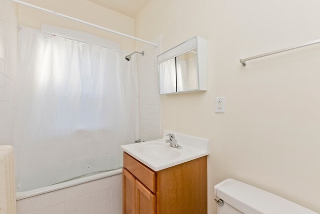 Building Photo - 739 Hinman Ave