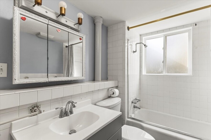 Large bathroom - 5013 Eastview Terrace