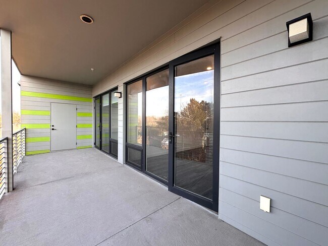 Building Photo - Modern Gated Community, Top Floor Unit with a large balcony, 2 Bedrooms 1.5 Baths Condo for Rent ...