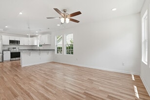 Building Photo - 516 Singletary St SE