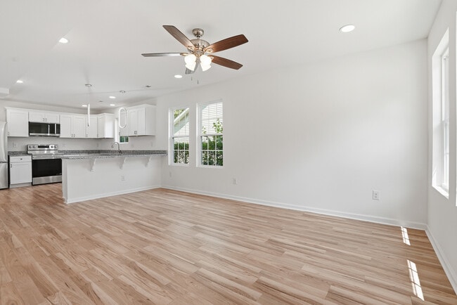 Building Photo - 516 Singletary St SE