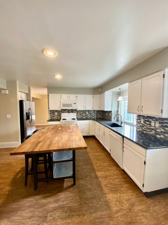 Building Photo - 4 Bedrooms on Corner Lot in 80920!  Dog Friendly!