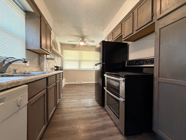 Building Photo - Beautiful 3 bed with tons of charm!