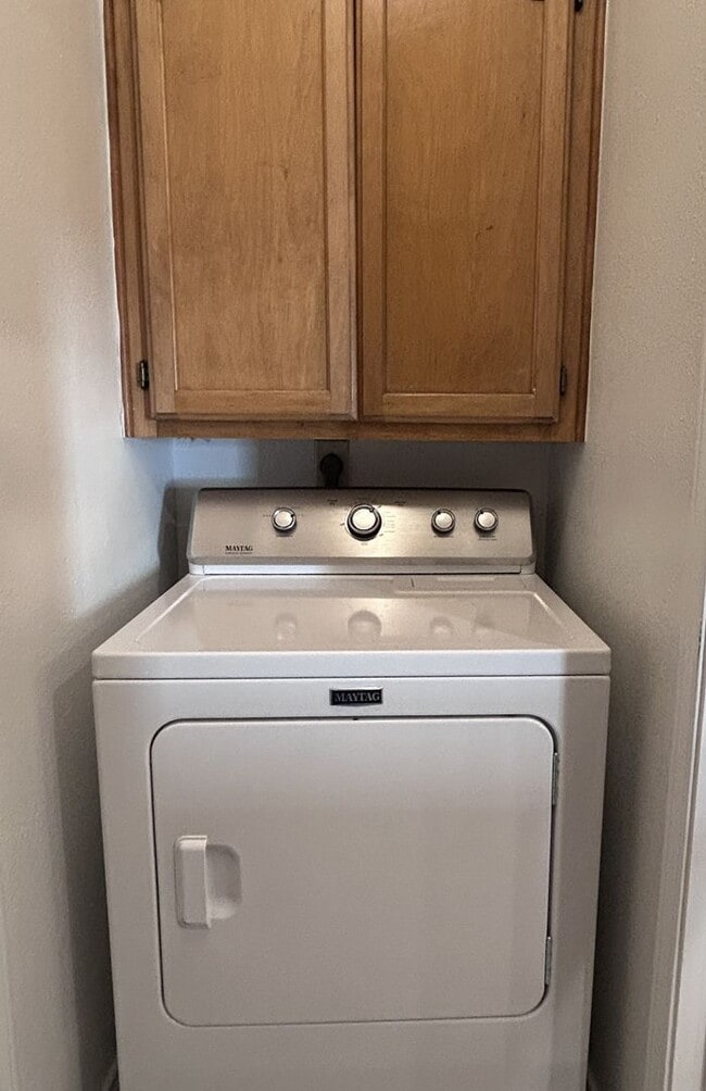 Building Photo - Updated Gem Near Thousand Oaks