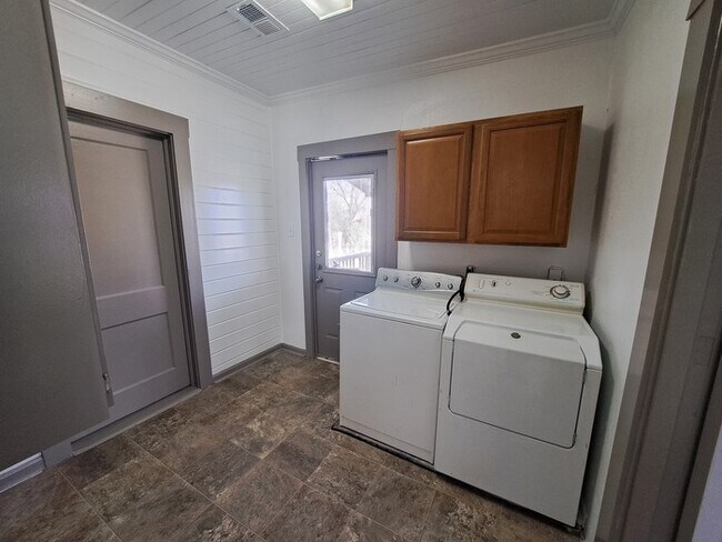 Building Photo - 208 S Andrews Dr