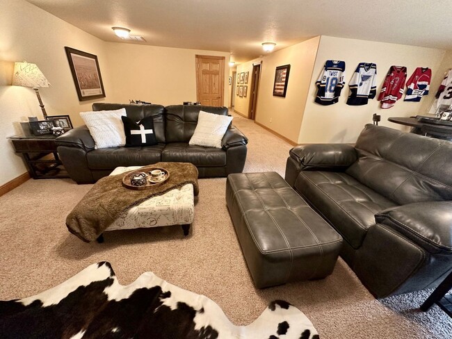 Building Photo - 6 BED | 3 BATH | TRIPLE GARAGE | RED ROCK ESTATES