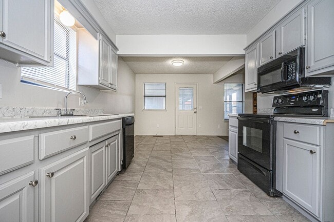 Building Photo - Corner-Lot 3Bedroom Charmer in Yukon with Fireplace & Enclosed Patio!