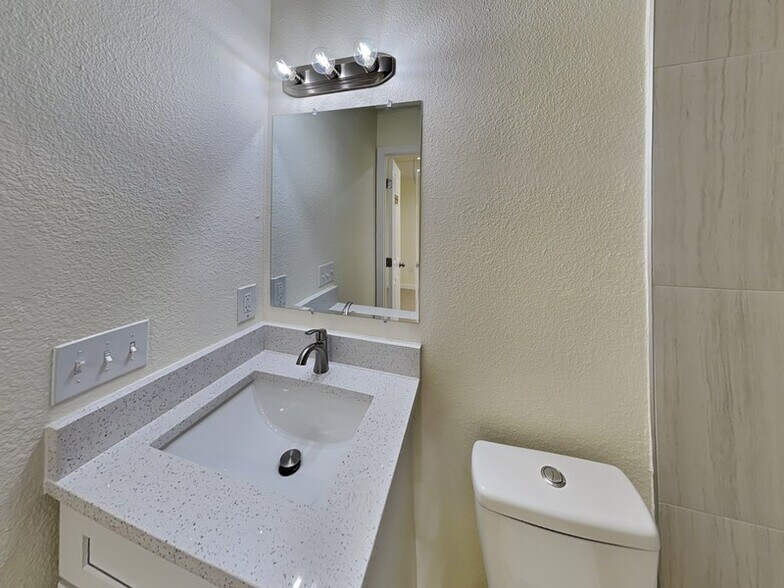 Building Photo - 465 Oak Dr