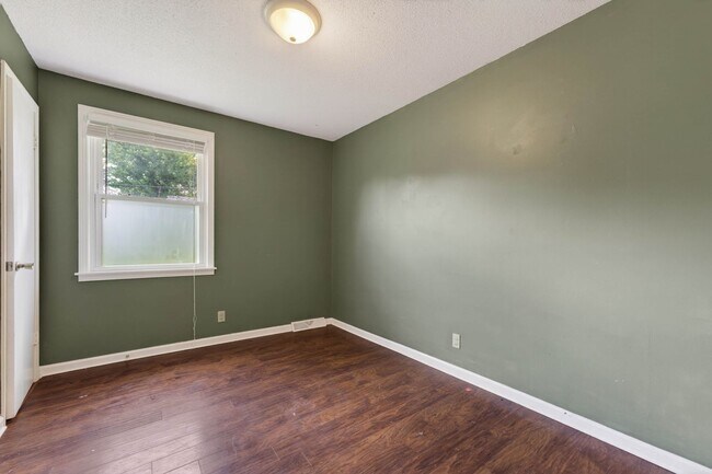 Building Photo - 3 Bedroom Pet Friendly Home For Rent Near Heritage Park!