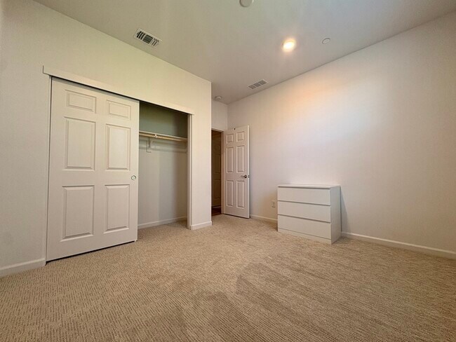 Building Photo - Beautiful Solar Home For Rent in Lincoln