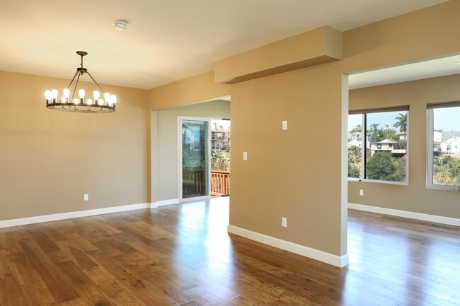 Building Photo - 4960 Vista Pl