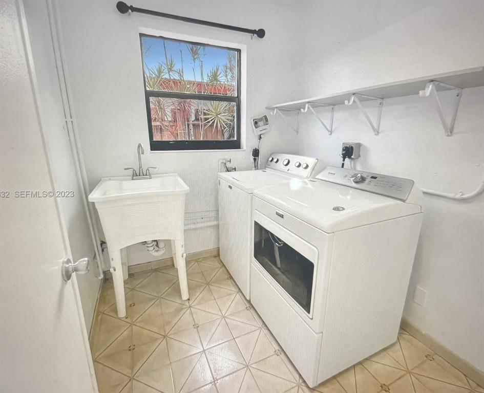 Building Photo - 3813 NE 16th Ter