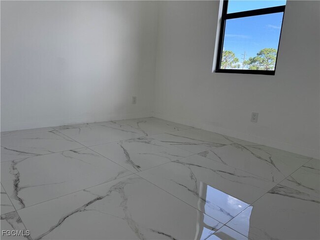Building Photo - 707 NE Juanita Pl