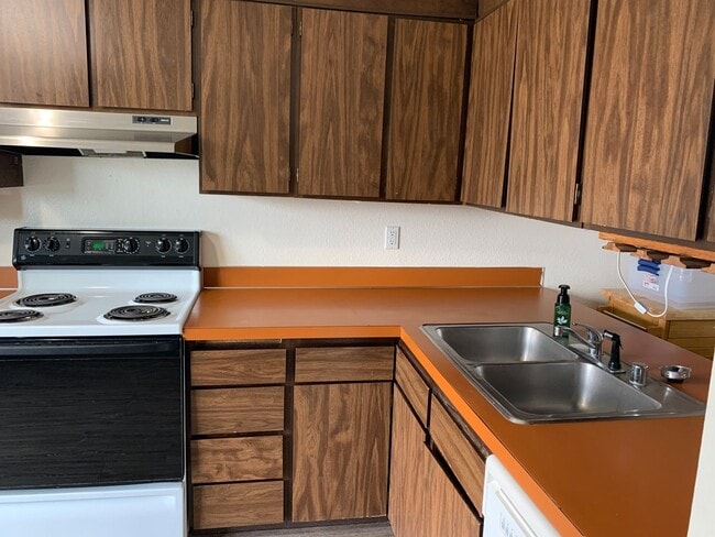 Building Photo - 1820 Larch Street C7