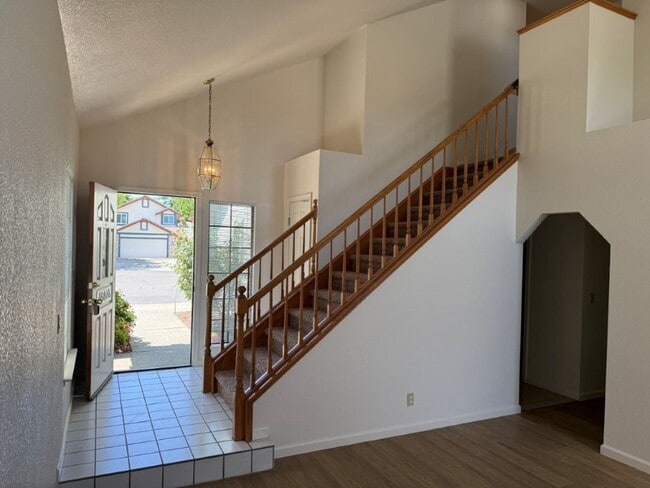 Building Photo - Modern 4 Bedroom 3 Car Garage Dixon *Star ...
