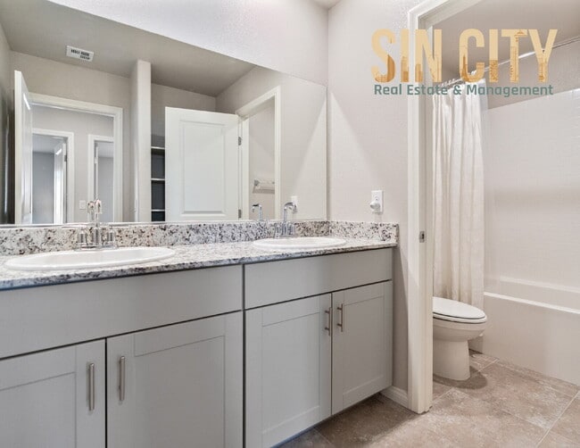 Building Photo - "Spacious 4-Bedroom Oasis with 2.5 Baths i...