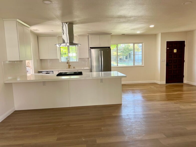Building Photo - 618 Madsen Dr