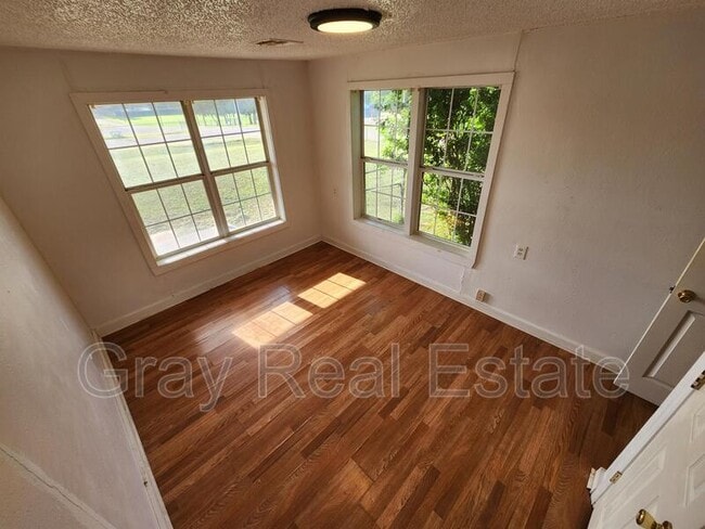 Building Photo - 400 N Division St