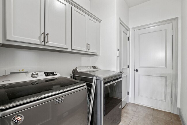 Building Photo - Stunning Townhome in Coves at Columbian Club