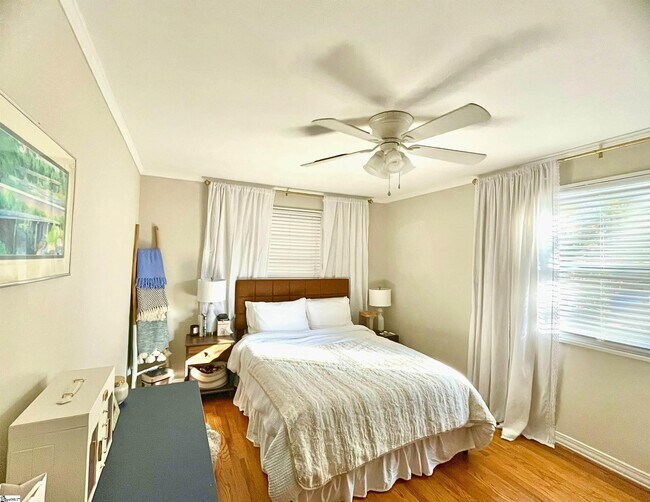 Building Photo - 605 University Ridge