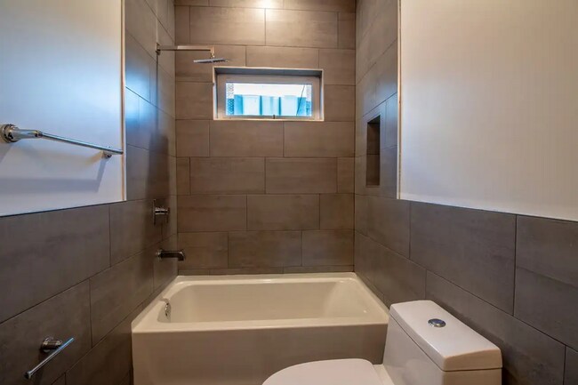 Building Photo - 2028 E Fletcher St