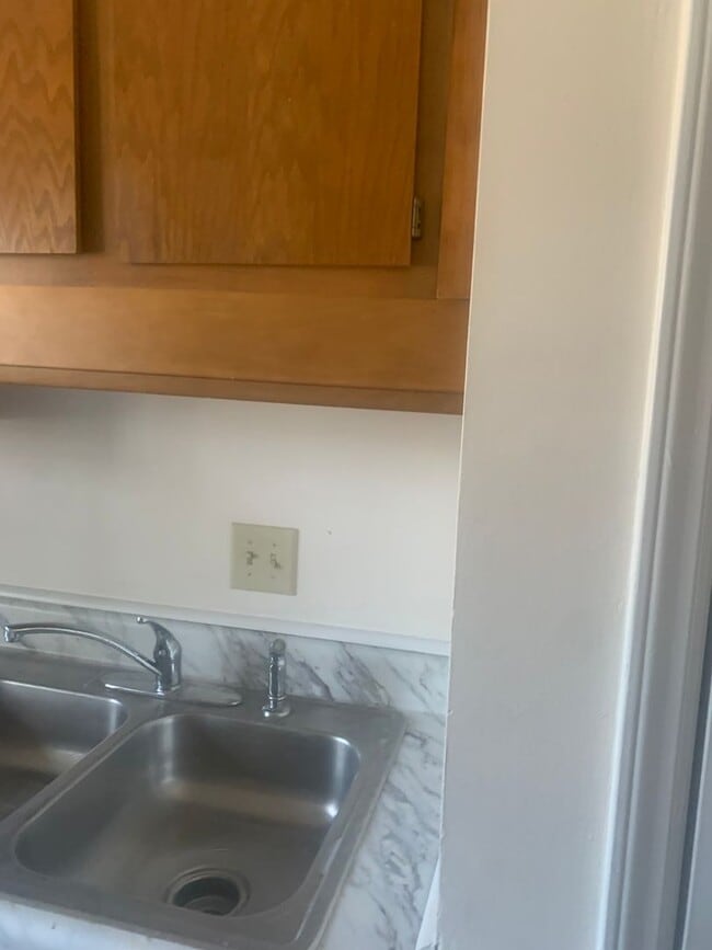 Building Photo - 2 brm 2 bath Duplex, washer/dryer hook up, NEW COUNTERTOPS.  Pets negotiable