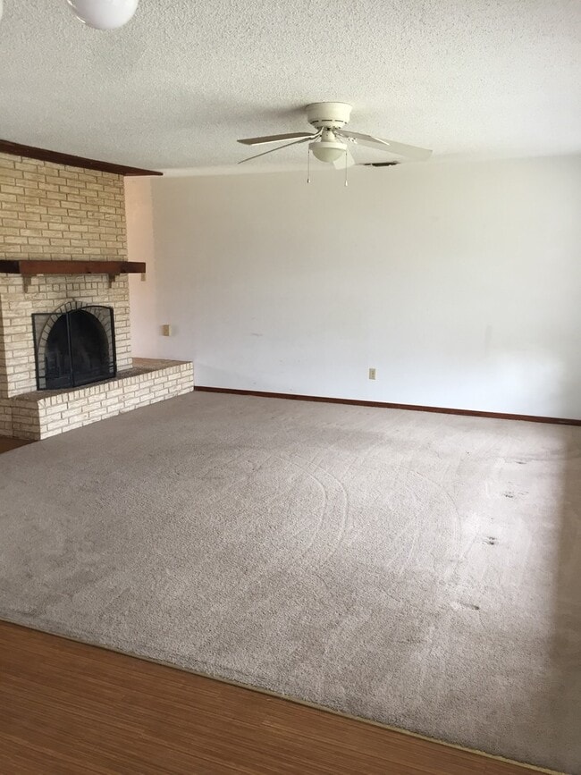 Building Photo - 3 Bedroom 1.75 Bath with a Spacious Lot