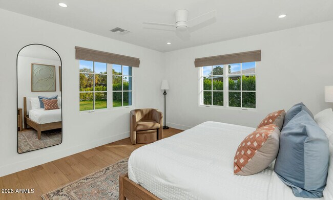 Building Photo - 6039 E Calle Camelia