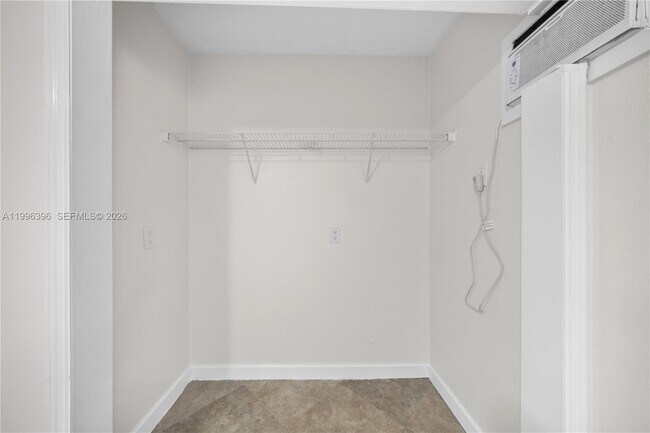 Building Photo - 1041 NE 9th Ave