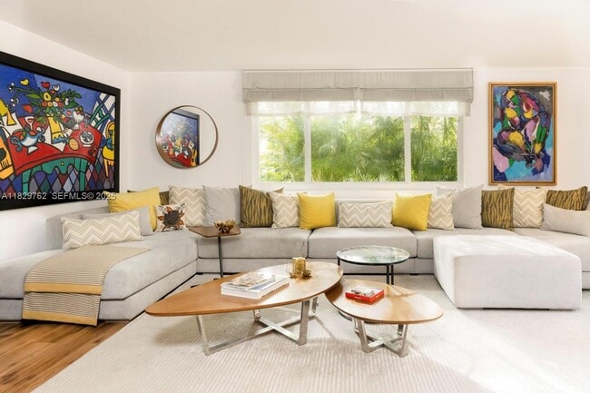 Building Photo - 1535 Robbia Ave