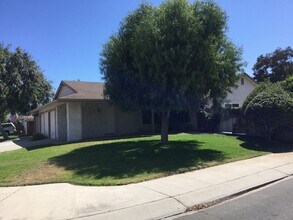 Building Photo - Corner 2 bedroom in Mission Oaks!