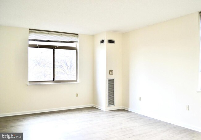 Building Photo - 7111 Woodmont Ave