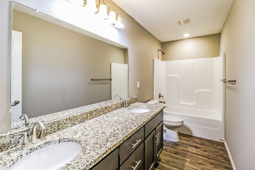 Building Photo - 2112 Cedar Cir