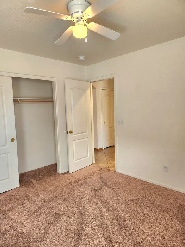 Building Photo - Beautiful 3 Bed/2 Bath with Pool!