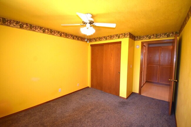 Building Photo - Spacious Home.