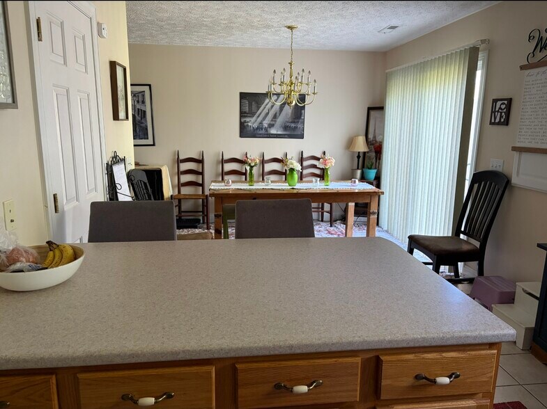 Building Photo - 465 Oaktree Blvd