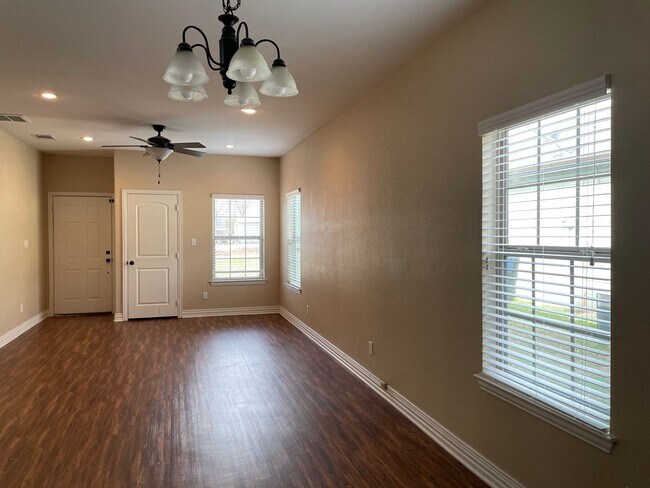 Building Photo - House for lease in Pottsboro