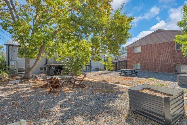 Building Photo - Remodeled 2 Bed, 1 Bath Condo in the Goldsmith Neighborhood!