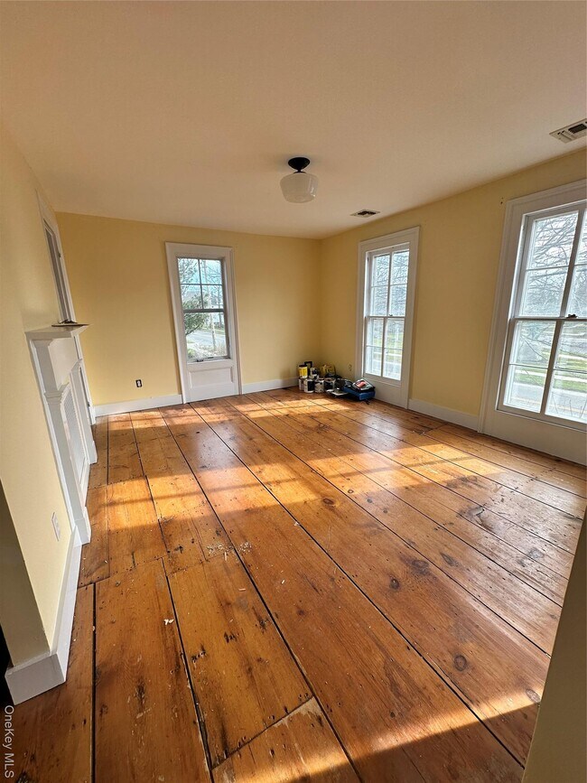 Building Photo - 744 Main St