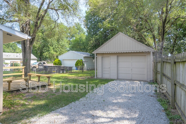 Building Photo - 601 E Nettleton Ave