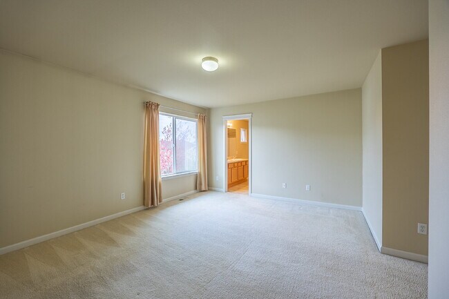 Building Photo - Spacious 3 Bedroom 2.5 Bathroom Rental Pro...