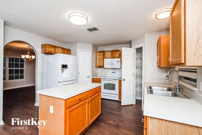 Building Photo - 2315 Canopy Dr