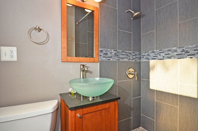 Building Photo - Spacious 5-Bed 3-Bath Home in Edina - Available Now!