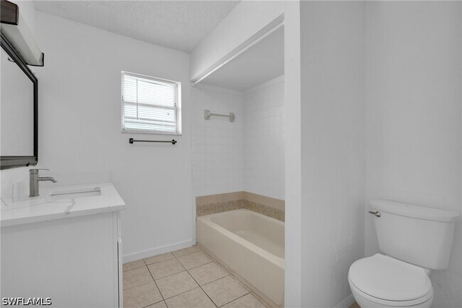 Building Photo - 421 SE 24th Ave